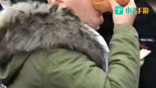 王校长吃热狗